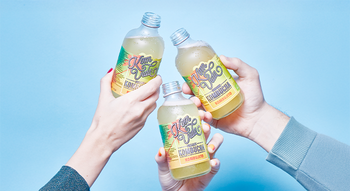 ¿Es la kombucha la nueva bebida social? Por qué cada vez más personas la eligen para brindar