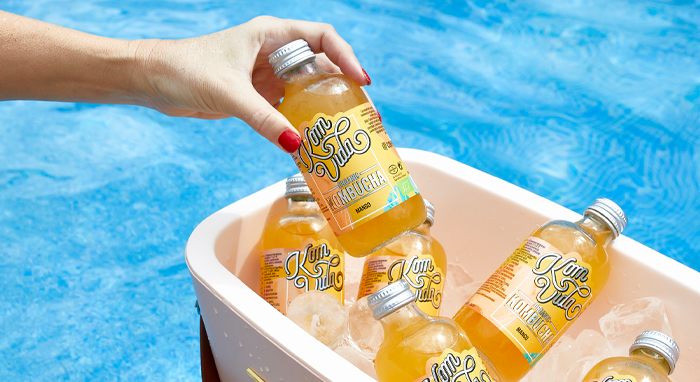 Kombucha en la piscina o en la playa: cómo mantenerla fría y disfrutarla en vacaciones ☀️