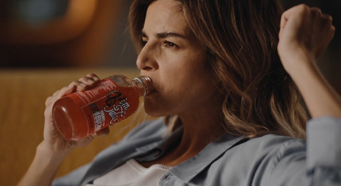 Famosos que beben kombucha: Hollywood, música y deporte se rinden a esta bebida milenaria
