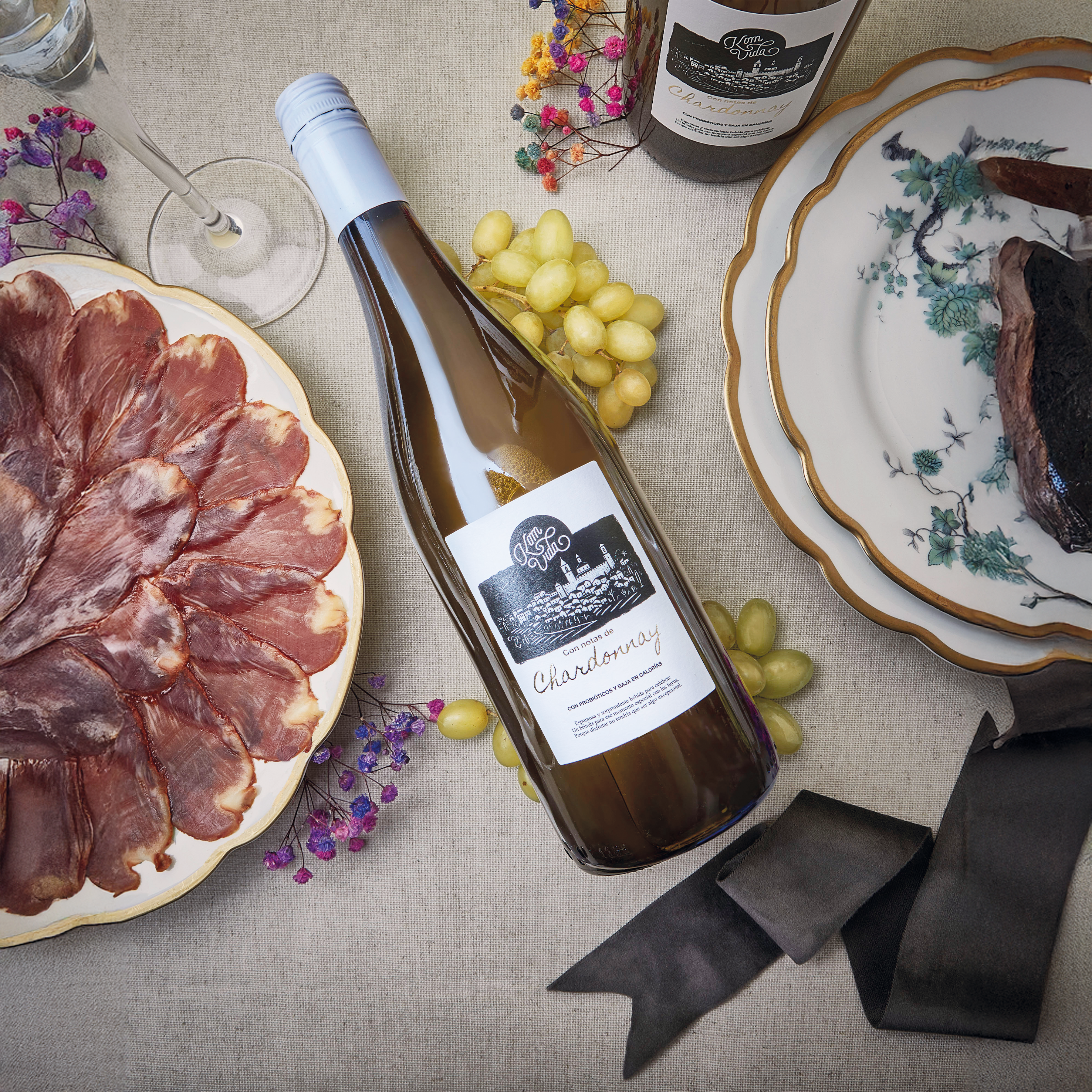 PACK KOMVIDA CHARDONNAY 2 x 750 ml + LOMO Y JAMÓN IBÉRICO