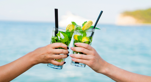 Bebidas frescas para tomar en la playa este verano